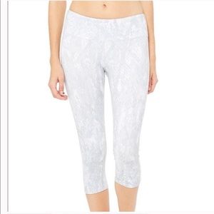Alo Airbrush Legging Crop, White Snakeskin, Small